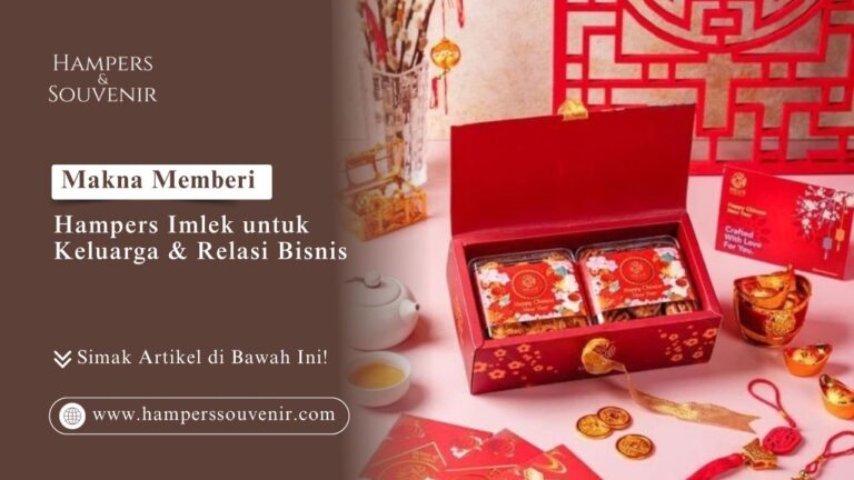 Paket kue kering eksklusif dalam kotak merah sebagai simbol makna memberi hampers Imlek untuk keluarga & relasi bisnis
