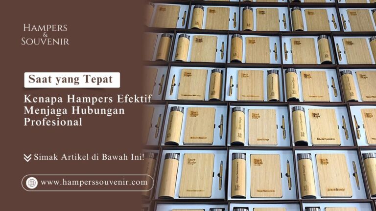 Tumpukan kotak hampers berisi buku catatan kayu dan tumbler cokelat sebagai contoh saat yang tepat kenapa hampers efektif menjaga hubungan profesional