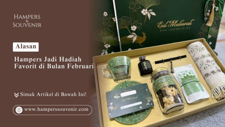 Kotak hampers mewah berisi cangkir hijau, kue kering, dan sajadah sebagai contoh alasan hampers jadi hadiah favorit di bulan Februari