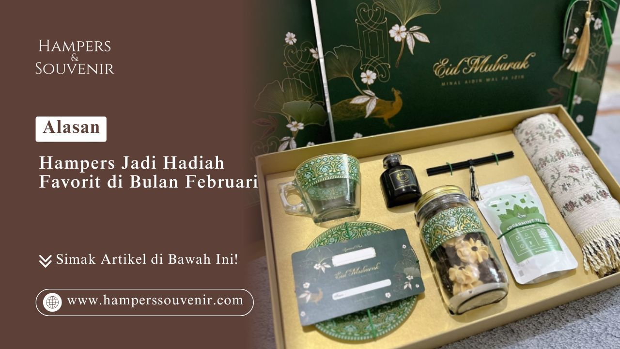 Kotak hampers mewah berisi cangkir hijau, kue kering, dan sajadah sebagai contoh alasan hampers jadi hadiah favorit di bulan Februari