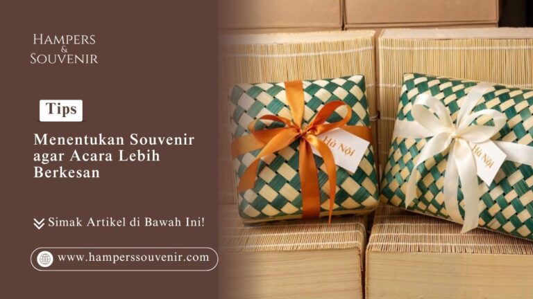 Dua kotak anyaman bambu hijau dengan pita jingga dan putih sebagai contoh visual tips menentukan souvenir agar acara lebih berkesan