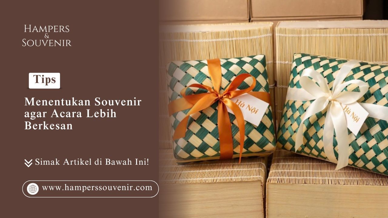 Dua kotak anyaman bambu hijau dengan pita jingga dan putih sebagai contoh visual tips menentukan souvenir agar acara lebih berkesan
