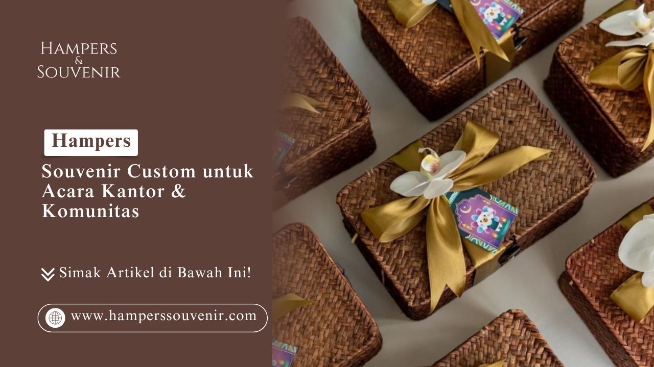 Beberapa kotak anyaman bambu cokelat dengan hiasan bunga anggrek putih sebagai visual Souvenir Custom untuk Acara Kantor & Komunitas