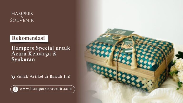 Sebuah besek anyaman hijau-krem dengan hiasan tali rami dan rumbai emas sebagai visual rekomendasi hampers special untuk acara keluarga & syukuran