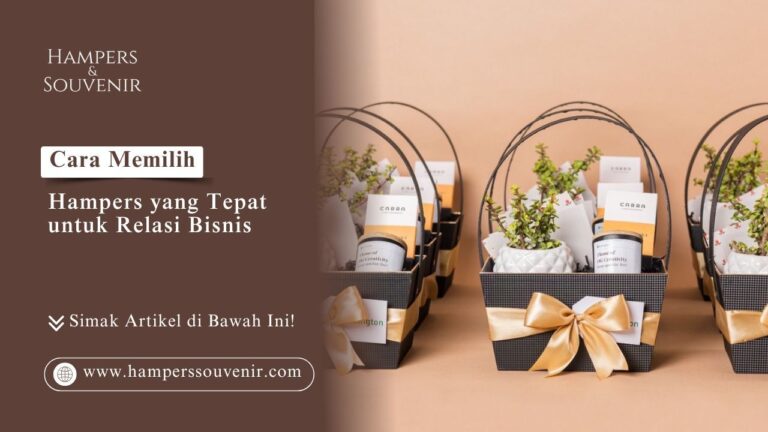 Barisan keranjang hantaran elegan berisi tanaman sukulen dan kartu ucapan sebagai visual cara memilih hampers yang tepat untuk relasi bisnis