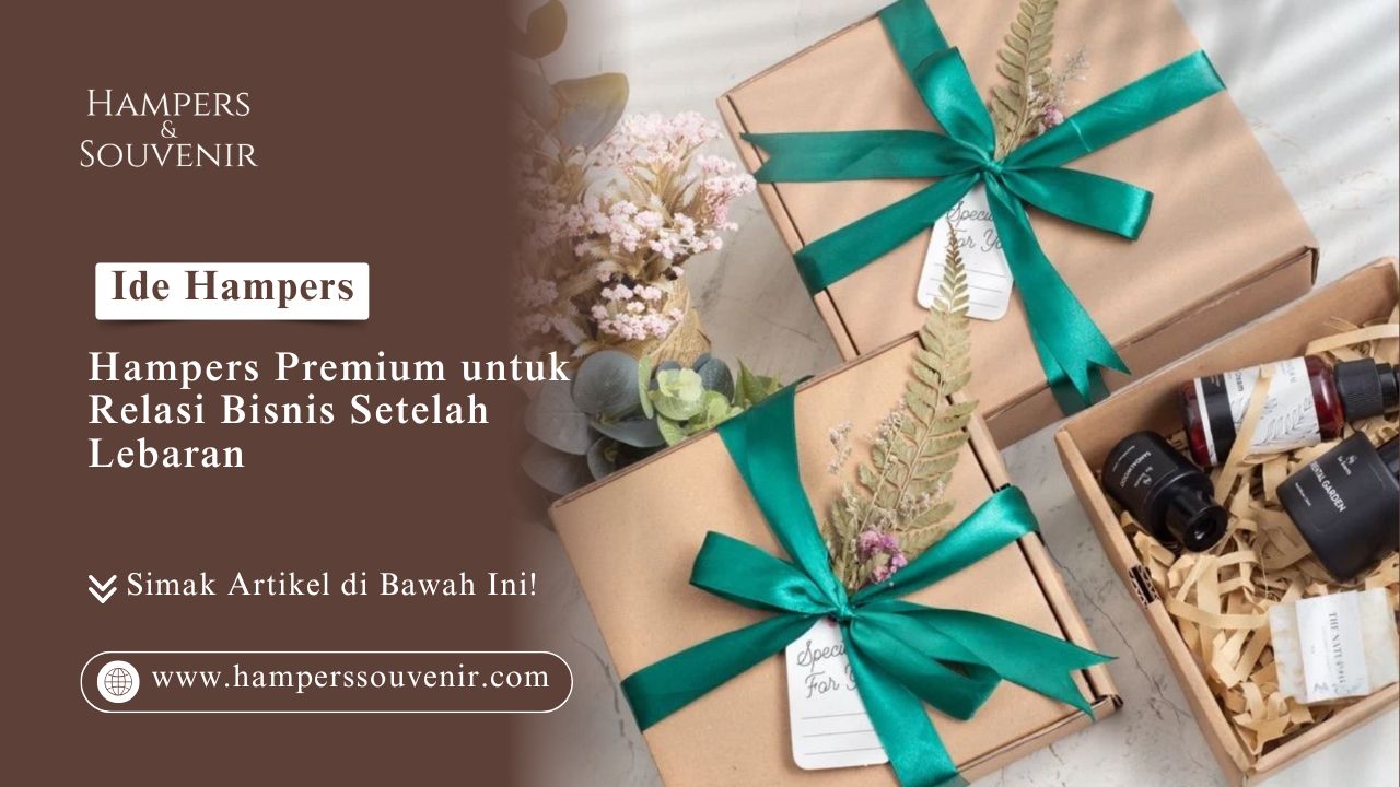 Dua buah kotak dari paket Ide Hampers: Hampers Premium untuk Relasi Bisnis Setelah Lebaran dengan pita hijau