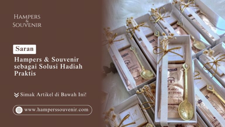 Deretan boks mika transparan rapi berisi sendok emas kustom dan saset kopi premium di Toko Hampers Souvenir