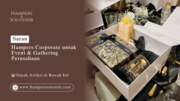 Tampilan mewah boks suvenir perusahaan berisi buku agenda Dior hitam emas, lilin gelas kaca kustom, dan sendok emas di Toko Hampers Souvenir