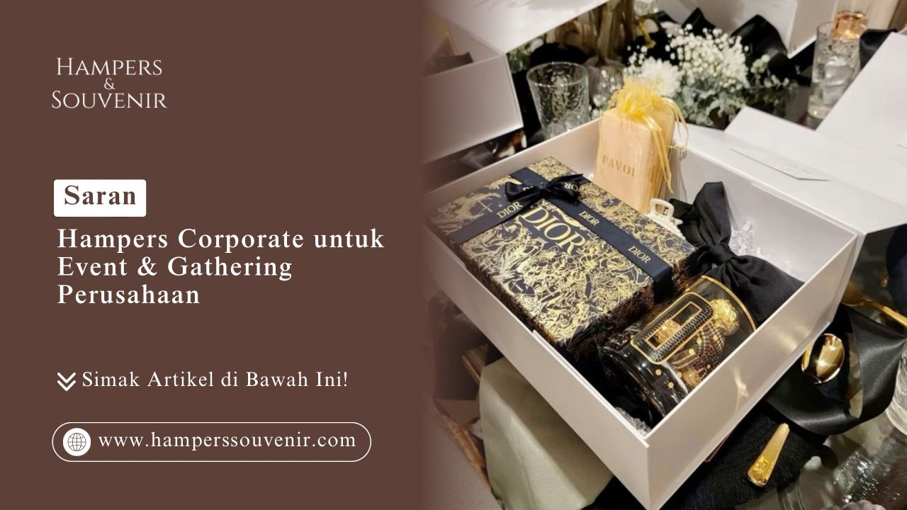 Tampilan mewah boks suvenir perusahaan berisi buku agenda Dior hitam emas, lilin gelas kaca kustom, dan sendok emas di Toko Hampers Souvenir