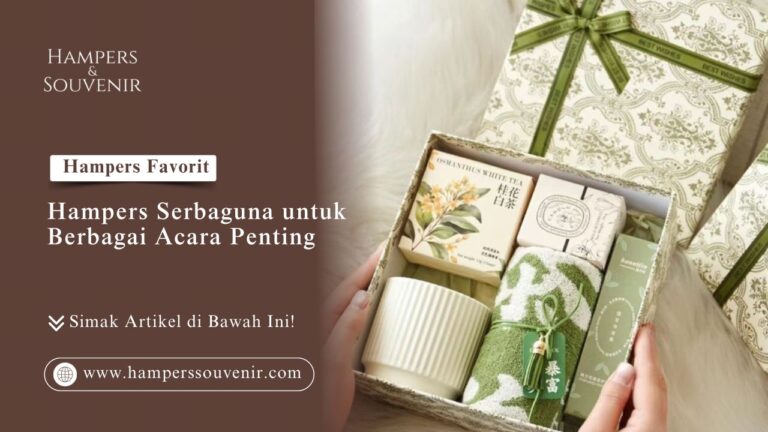 Tangan seseorang sedang merapikan isi boks kado kain handuk dan cangkir ulasan Hampers Serbaguna Acara Penting Toko Hampers Souvenir