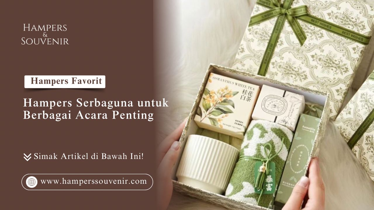 Tangan seseorang sedang merapikan isi boks kado kain handuk dan cangkir ulasan Hampers Serbaguna Acara Penting Toko Hampers Souvenir