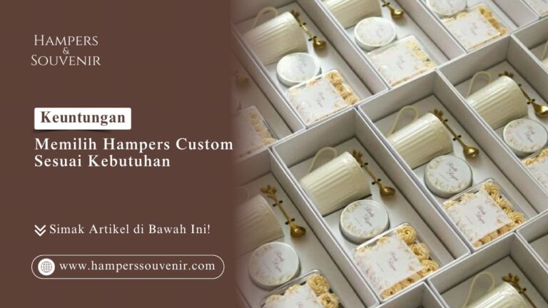 Deretan boks hadiah putih tersusun rapi berisi cangkir keramik garis dan sendok emas Toko Hampers Souvenir