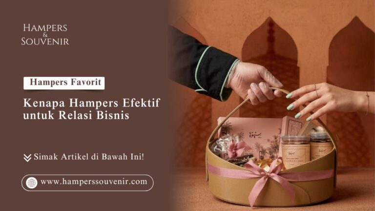 Tangan menyerahkan wadah bingkisan pada artikel Hampers Favorit Kenapa Hampers Efektif untuk Relasi Bisnis Hampers Souvenir