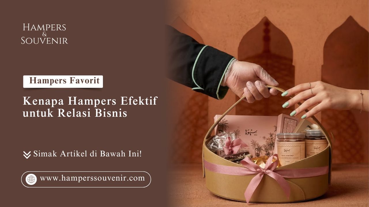 Tangan menyerahkan wadah bingkisan pada artikel Hampers Favorit Kenapa Hampers Efektif untuk Relasi Bisnis Hampers Souvenir
